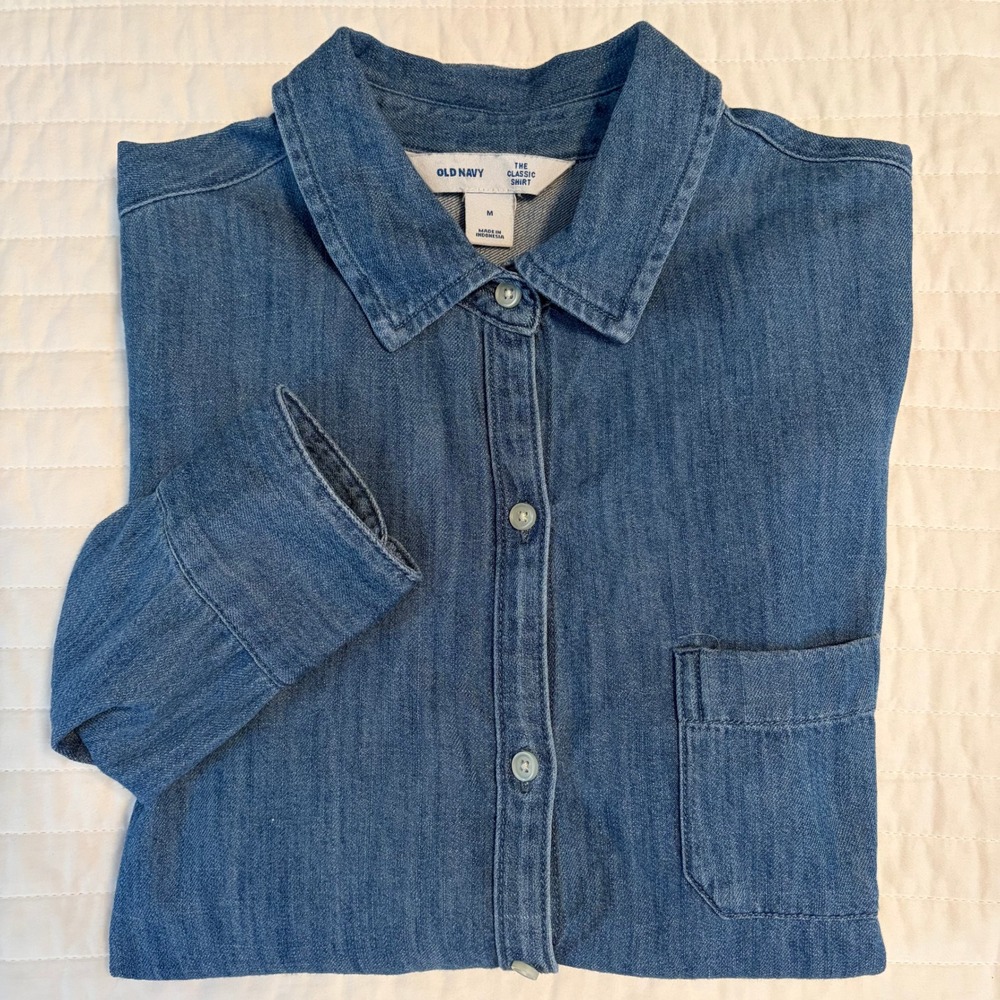 Old Navy The Classic Shirt Blue Denim Button Down Long Sleeve Top Womens Medium